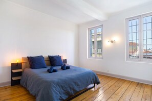 Iron/ironing board, WiFi, bed sheets - Elegant Townhouse in Bergerac City Center, Steps from Dordogne and Shops (Bergerac)