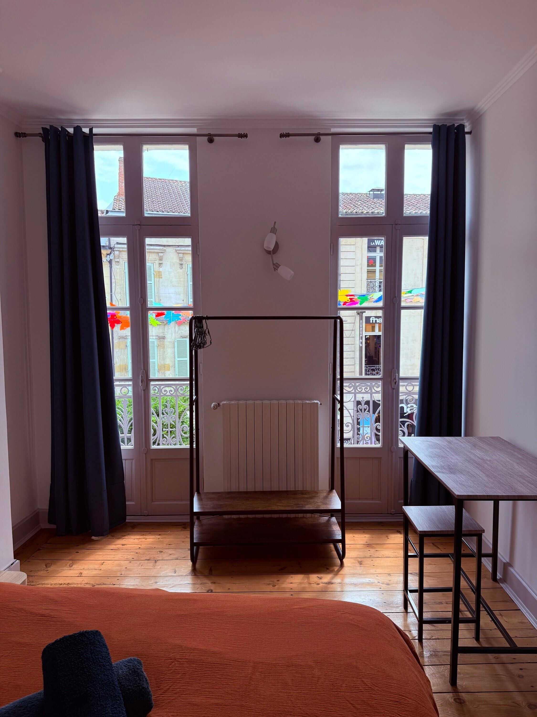 Een strijkplank/strijkijzer, wifi, beddengoed