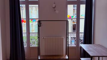 Een strijkplank/strijkijzer, wifi, beddengoed