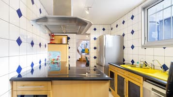 Jääkaappi, mikroaaltouuni, uuni, liesi