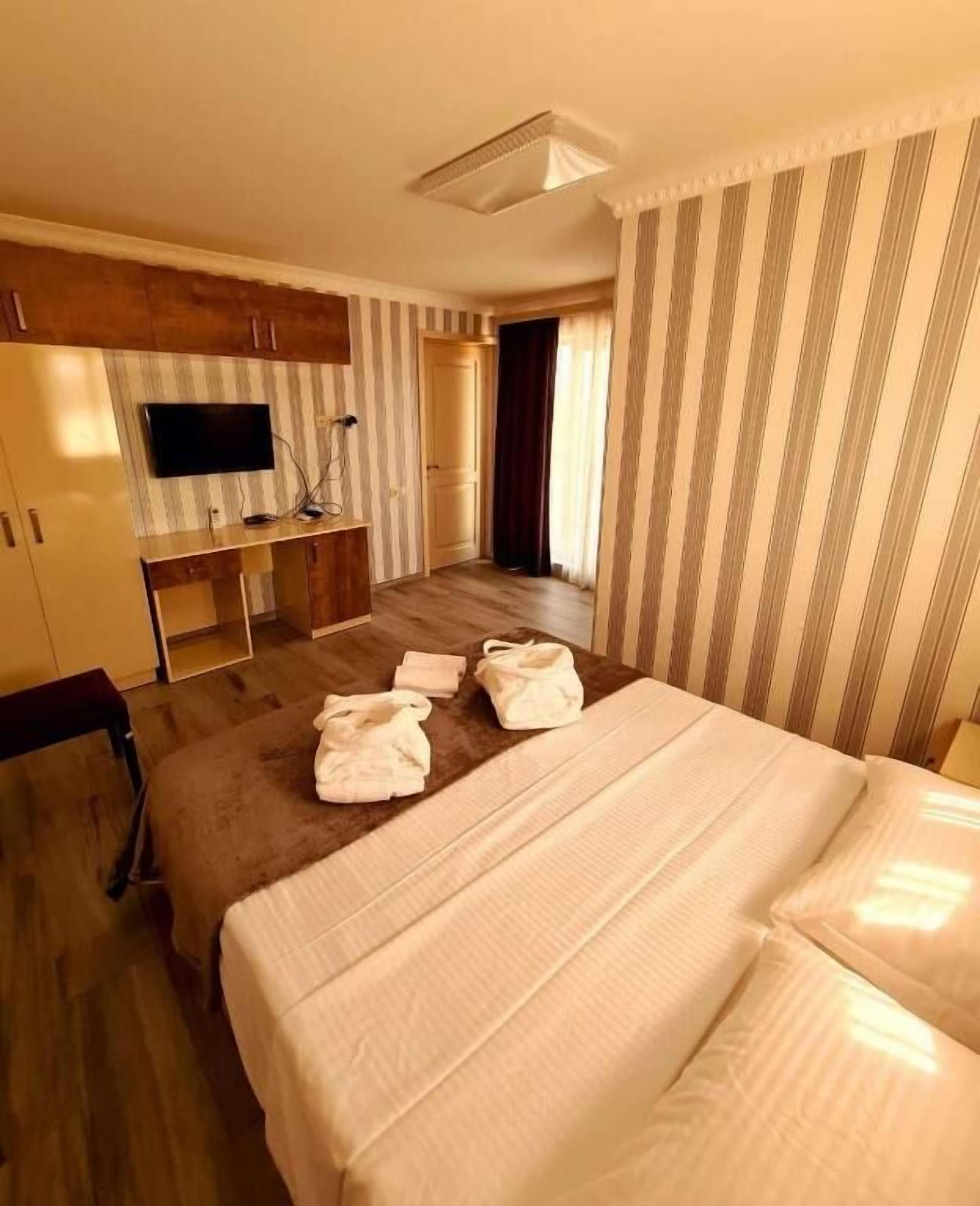 In-room safe, soundproofing, iron/ironing board, free WiFi