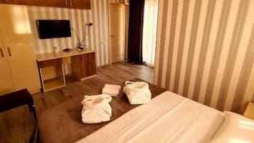 In-room safe, soundproofing, iron/ironing board, free WiFi