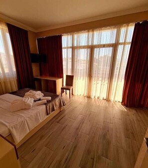 Caja fuerte, sistema de insonorización, tabla de planchar con plancha