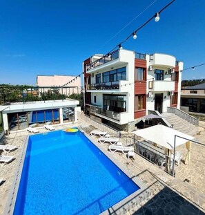 Seasonal outdoor pool, pool umbrellas, sun loungers - Dreamvilla tbilisi (T'bilisi)