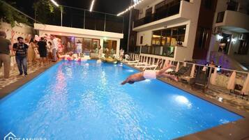 Kauden mukainen ulkouima-allas, aurinkovarjoja, aurinkotuoleja