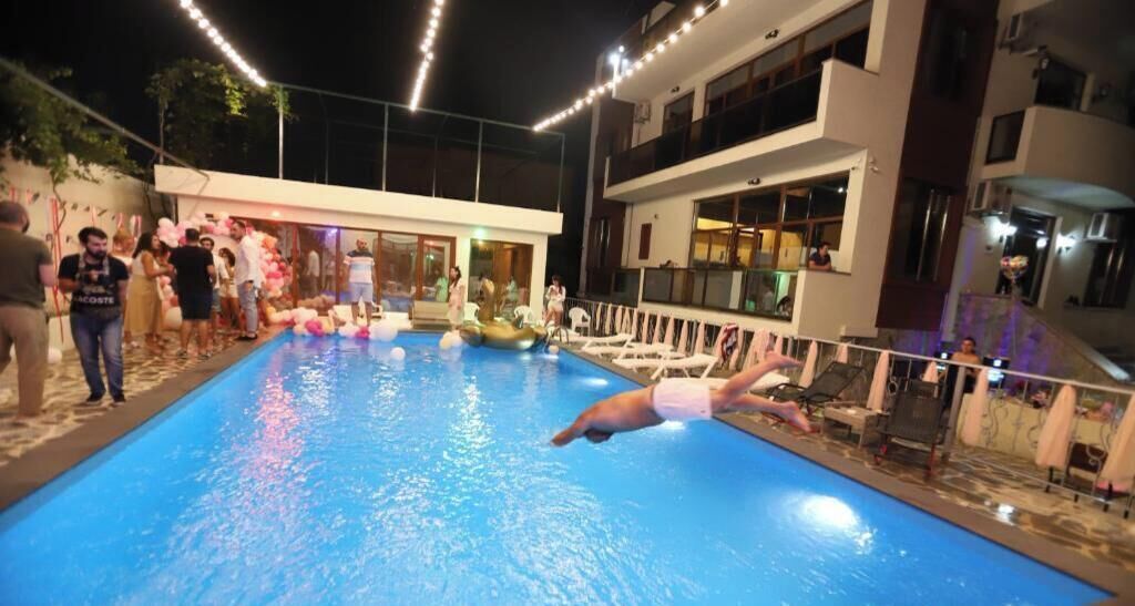 Sesongbasert utendørsbasseng, bassengparasoller og solsenger