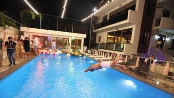 Sesongbasert utendørsbasseng, bassengparasoller og solsenger