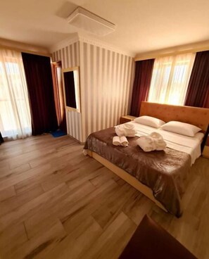 Caja fuerte, sistema de insonorización, tabla de planchar con plancha