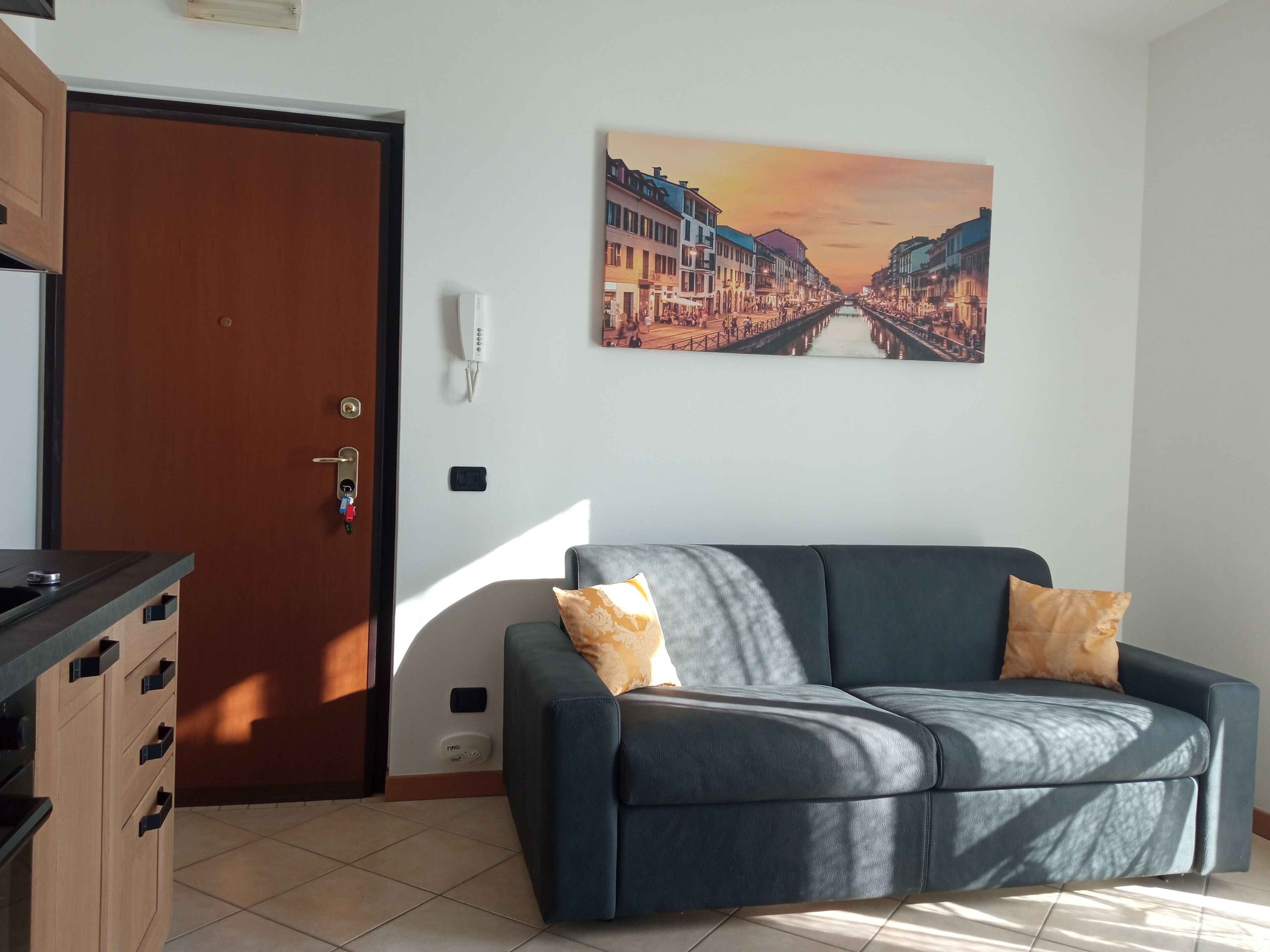 Apartment, 1 Bedroom, Smoking, Balcony | Living room | Books