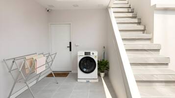 Deluxe Villa, City View | Interior