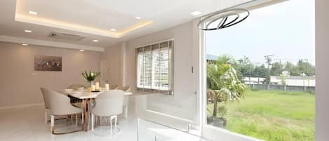 Villa Deluxe, vista a la ciudad | Restaurantes