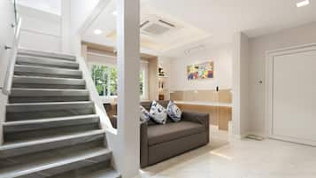 Deluxe Villa, City View | Interior