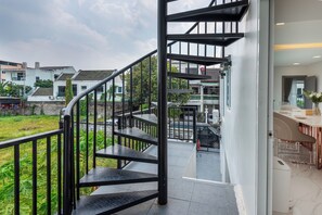 Deluxe Villa, City View | Outdoor dining - Bangkok's Most Beautiful Modern  Villa (Bangkok)