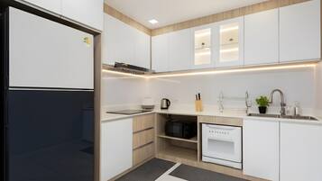 Deluxe Villa, City View | Private kitchen