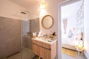 Ducha, artículos de tocador gratuitos, secador de pelo, toallas