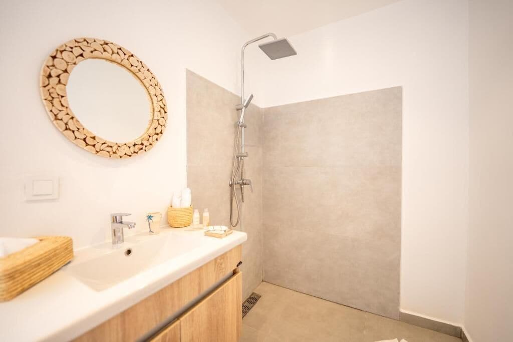 Comfort trippelrum | Badrum | Dusch, gratis toalettartiklar, hårtork och handdukar