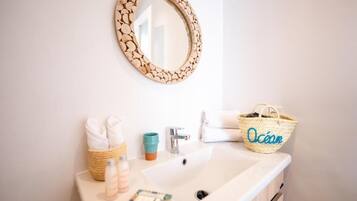 Standard Double Room | Bathroom | Shower, free toiletries, hair dryer, towels