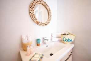 Standard Double Room | Bathroom | Shower, free toiletries, hair dryer, towels