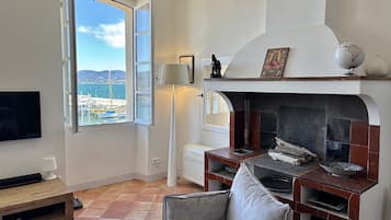 Televisión, chimenea y estéreo