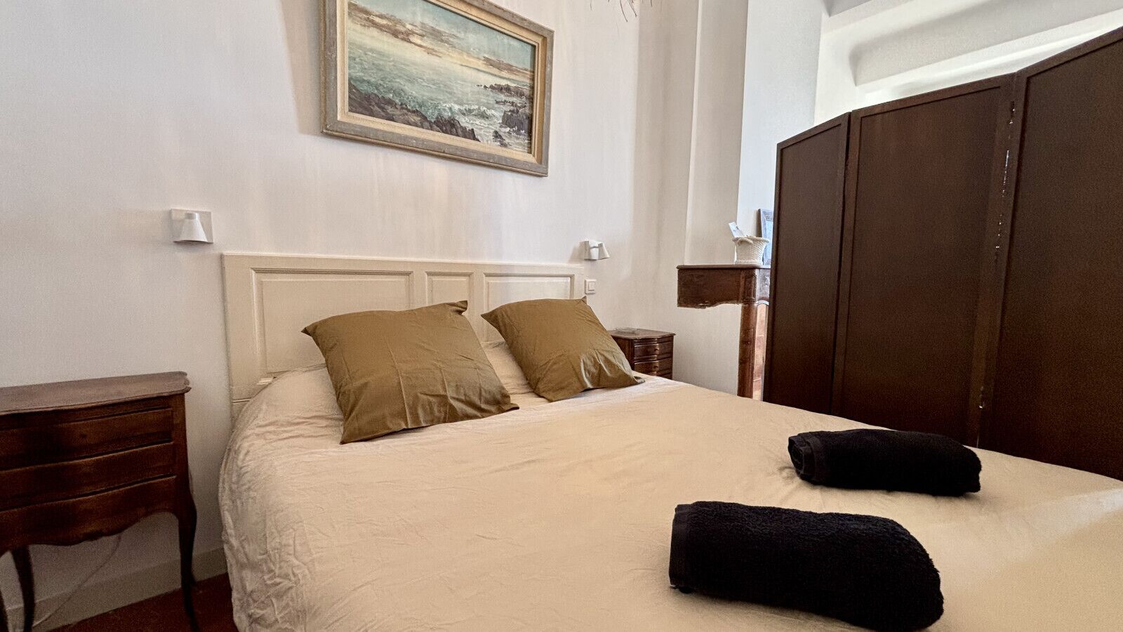 1 habitaci ón, tabla de planchar con plancha, wifi y ropa de cama 