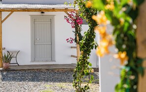 Habitación triple, varias camas, balcón, vistas al complejo turístico | Exterior