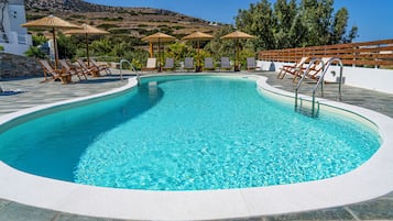 Kolam renang terbuka, payung kolam, kerusi lepak pantai