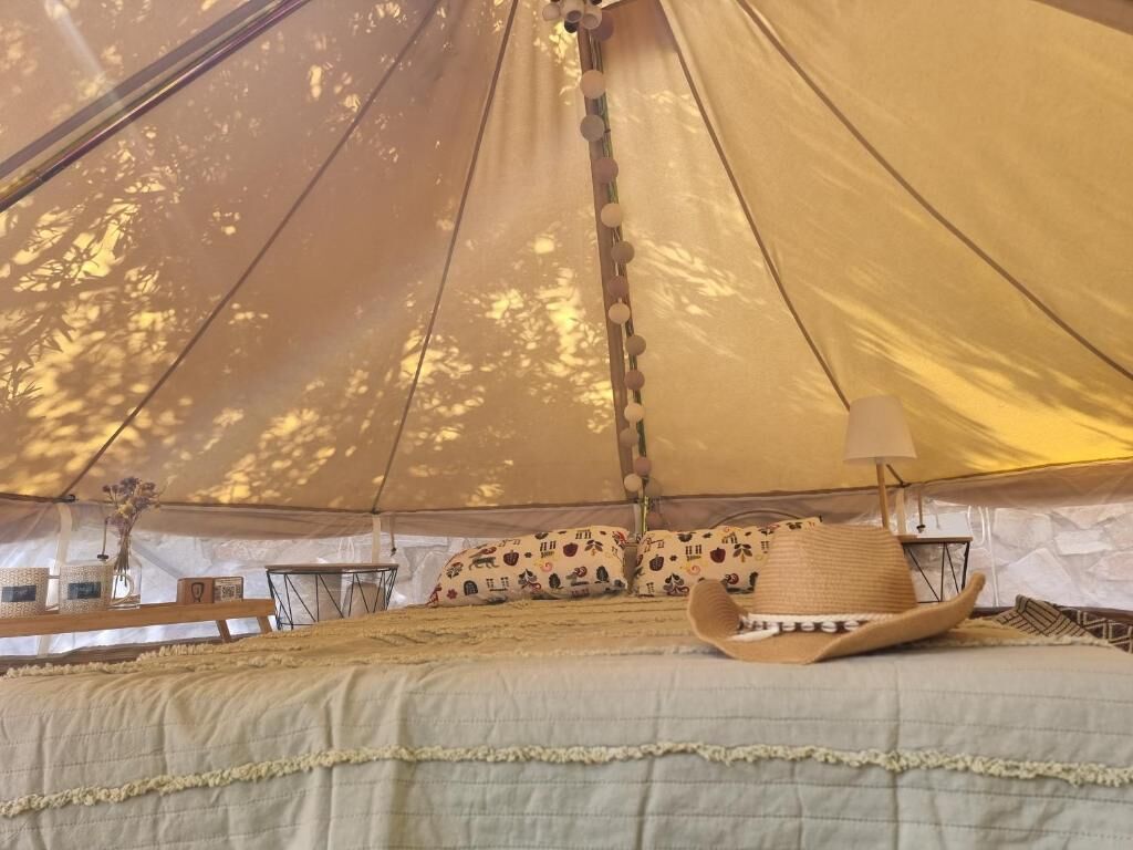 Telttamajoitus, 1 parisänky, näköala lomakeskukseen, puutarha-alue | Silitysrauta/-lauta, ilmainen Wi-Fi