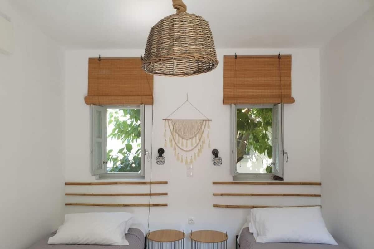 Kahden hengen huone (yksi tai kaksi sänkyä), parveke, näköala lomakeskukseen | Silitysrauta/-lauta, ilmainen Wi-Fi