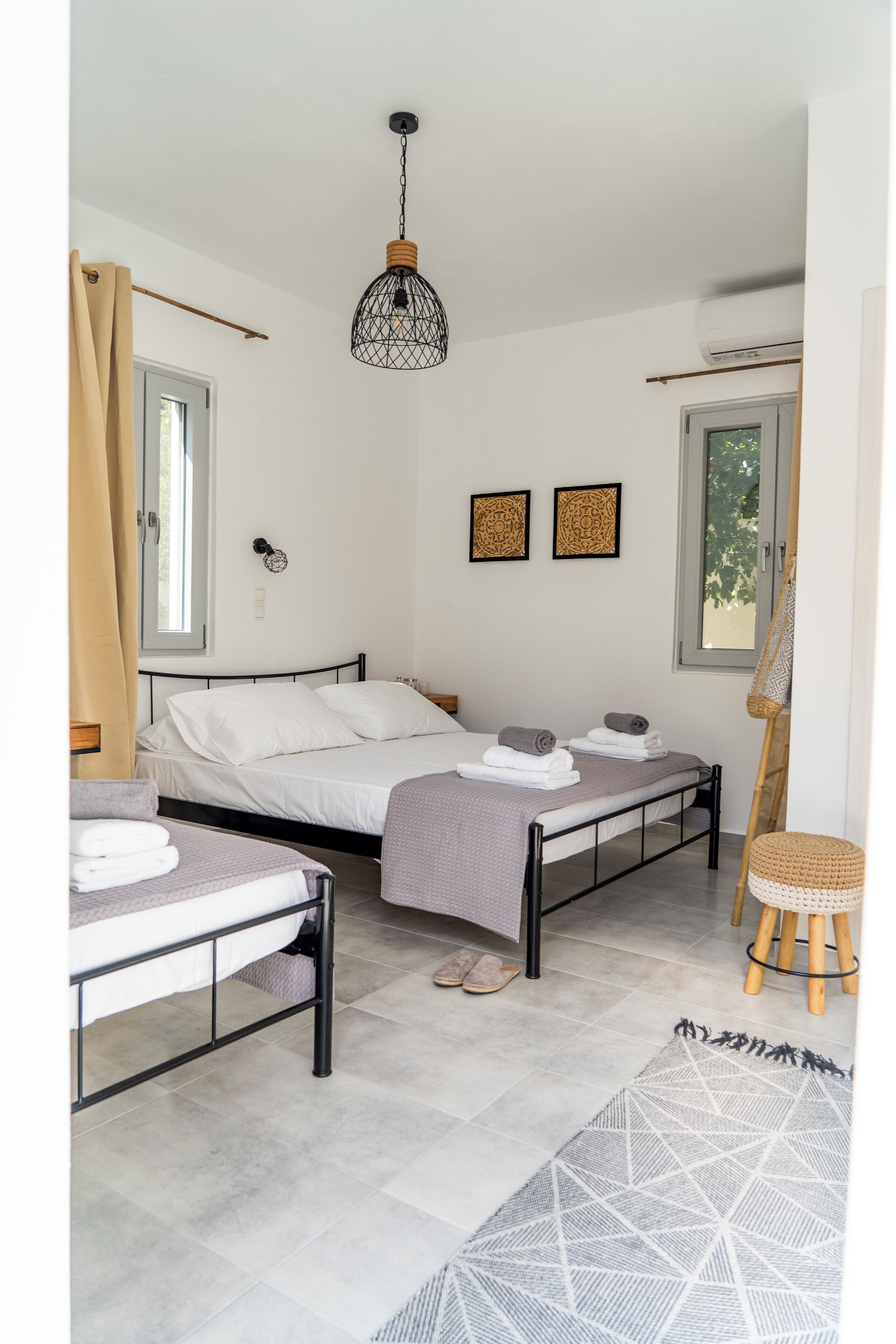 Kolmen hengen huone, useita sänkyjä, parveke, näköala lomakeskukseen | Silitysrauta/-lauta, ilmainen Wi-Fi