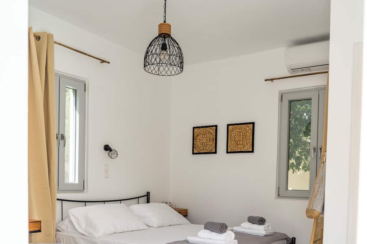 Kolmen hengen huone, useita sänkyjä, parveke, näköala lomakeskukseen | Silitysrauta/-lauta, ilmainen Wi-Fi