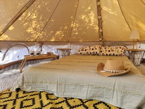 Tienda, 1 cama doble, vistas al complejo turístico, en la zona del jardín | Tabla de planchar con plancha, wifi gratis, accesible en silla de ruedas