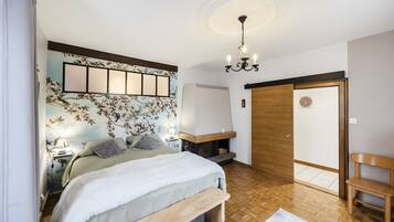 Een strijkplank/strijkijzer, wifi, beddengoed