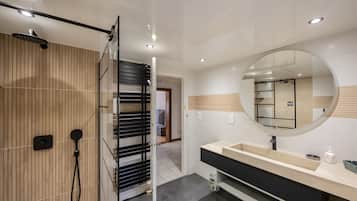 Een douche, een haardroger, handdoeken