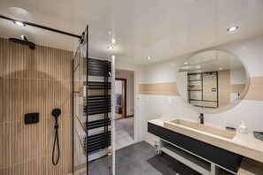 Douche, séchoir à cheveux, serviettes fournies