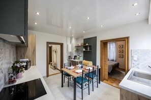 Frigorifero, microonde, forno, piano cottura