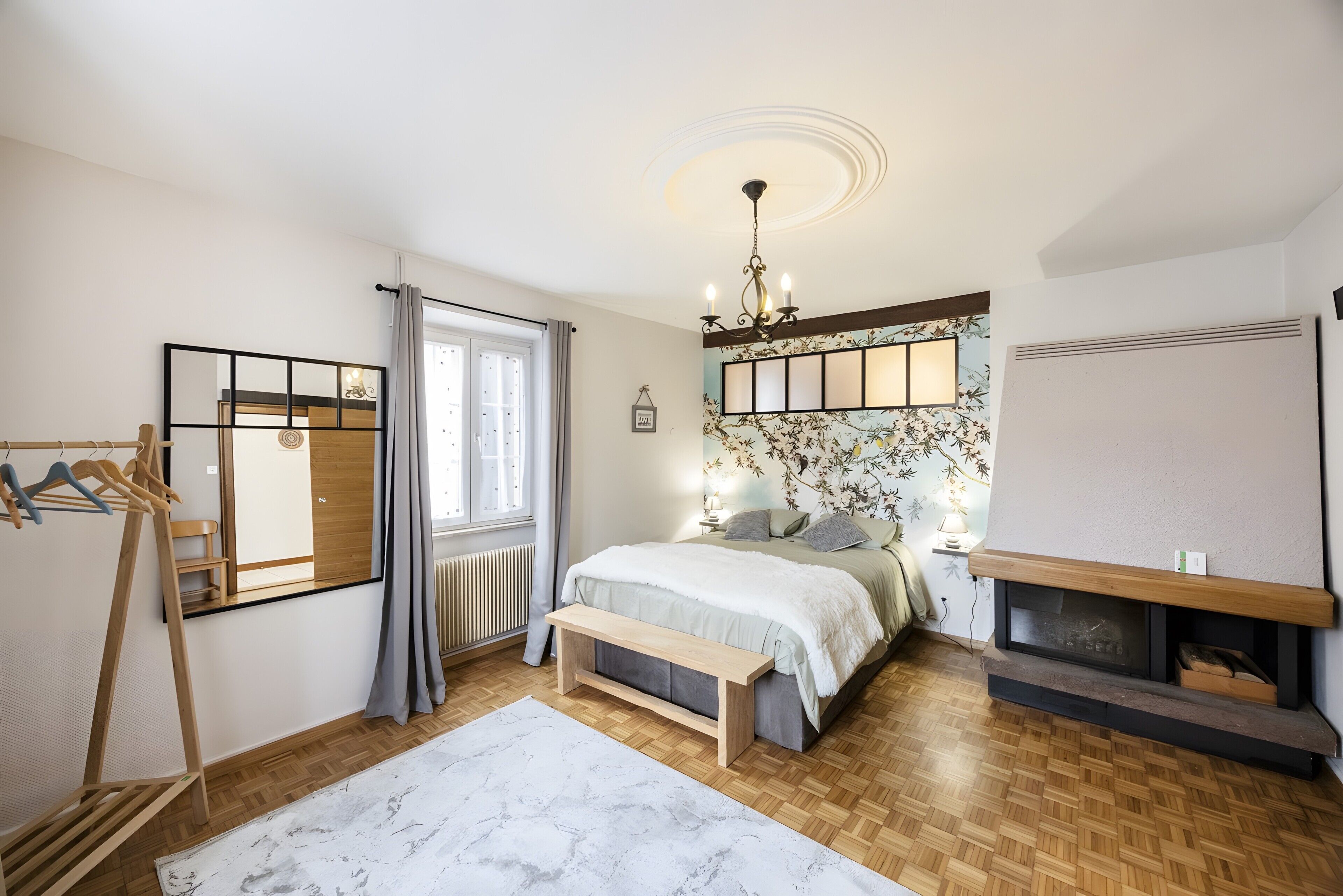 Planxa i posts de planxar, wifi i roba de llit 