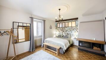 Planxa i posts de planxar, wifi i roba de llit