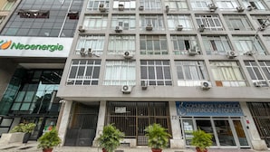 A multi-story building with a Neoenergia sign, multiple air conditioning units, and a storefront with a sign reading "CONTADE FRANCA". - Ocean and Sugarloaf Mountain View Prf805 (Rio de Janeiro)