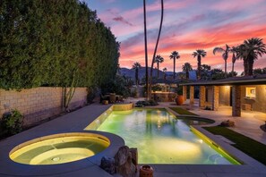A heated pool - Remodeled Palm Desert Home by El Paseo: Mountain views, pool&spa, outdoor kitchen, sleeps 8 (Palm Desert)