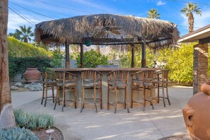 Outdoor dining - Remodeled Palm Desert Home by El Paseo: Mountain views, pool&spa, outdoor kitchen, sleeps 8 (Palm Desert)