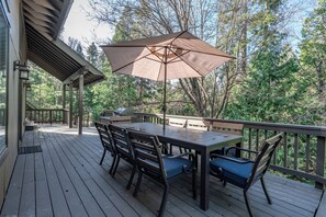 Outdoor dining - Shaver Escape – Hot Tub Cabin Retreat with AC + Forest Views (Shaver Lake)