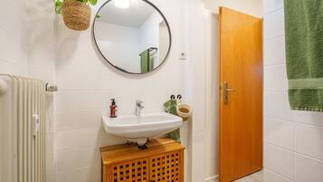 Douche, sĂšche-cheveux, serviettes fournies