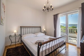 Iron/ironing board, Internet, bed sheets - Spacious 4-bedroom villa Calluna in wonderful Mastrinka with AC (Mastrinka)