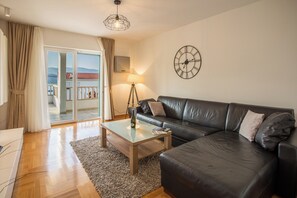 Living area - Spacious 4-bedroom villa Calluna in wonderful Mastrinka with AC (Mastrinka)