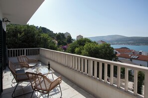 Property grounds - Spacious 4-bedroom villa Calluna in wonderful Mastrinka with AC (Mastrinka)