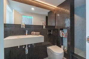 Douche, sèche-cheveux, serviettes fournies