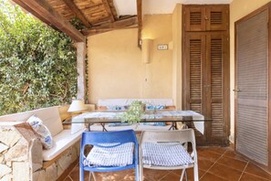 Outdoor dining - Functional 28 sq m studio apartment, 150 meters from the beach.It features a fully equipped kitchenette, a sofa bed, a small bedroom with a double bed, and a bathroom with a shower.The apartment is located on the ground floor and boasts an outdoor patio  (Marinella)