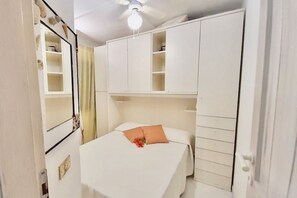 Room - Functional 28 sq m studio apartment, 150 meters from the beach.It features a fully equipped kitchenette, a sofa bed, a small bedroom with a double bed, and a bathroom with a shower.The apartment is located on the ground floor and boasts an outdoor patio  (Marinella)