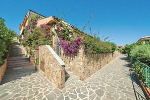 Property grounds - Functional 28 sq m studio apartment, 150 meters from the beach.It features a fully equipped kitchenette, a sofa bed, a small bedroom with a double bed, and a bathroom with a shower.The apartment is located on the ground floor and boasts an outdoor patio  (Marinella)