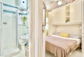 Bathroom - Functional 28 sq m studio apartment, 150 meters from the beach.It features a fully equipped kitchenette, a sofa bed, a small bedroom with a double bed, and a bathroom with a shower.The apartment is located on the ground floor and boasts an outdoor patio  (Marinella)